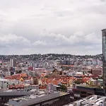 Skypark Serenity - Nordic Chic & Castle Views דירה