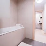 Skypark Serenity - Nordic Chic & Castle Views דירה