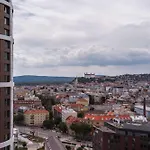 Skypark Serenity - Nordic Chic & Castle Views *
