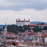 Skypark Serenity - Nordic Chic & Castle Views