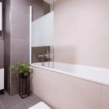 Skypark Serenity - Nordic Chic & Castle Views Apartment Pressburg