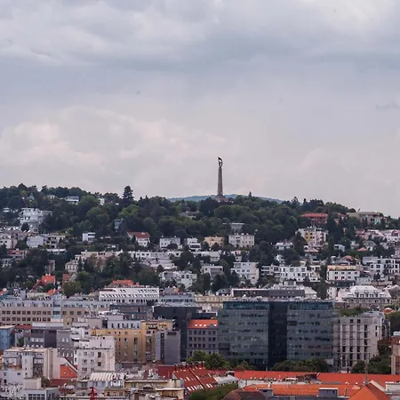 Skypark Serenity - Nordic Chic & Castle Views *