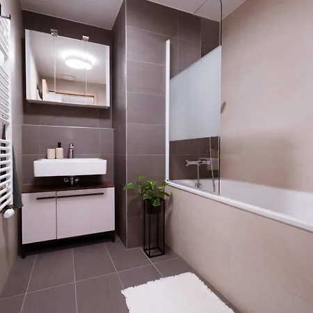 Skypark Serenity - Nordic Chic & Castle Views Apartment