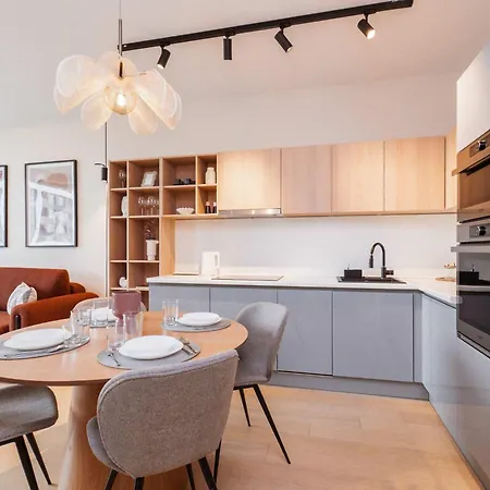 Skypark Serenity - Nordic Chic & Castle Views Appartamento