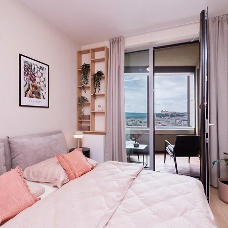 Skypark Serenity - Nordic Chic & Castle Views Appartamento *