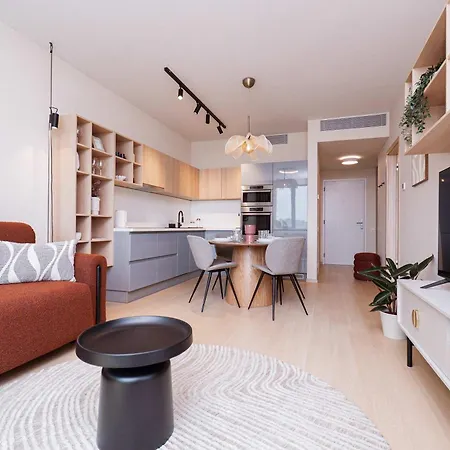 Skypark Serenity - Nordic Chic & Castle Views *