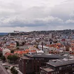 Skypark Serenity - Nordic Chic & Castle Views Apartment