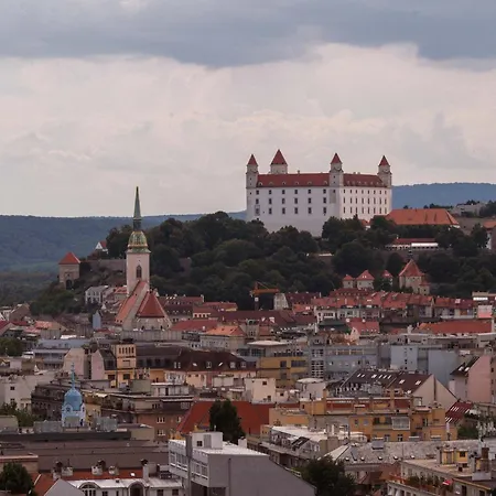 Skypark Serenity - Nordic Chic & Castle Views Μπρατισλάβα